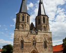 Am 20. April läuten die Glocken der Basilika St. Cyriakus unregelmäßig.