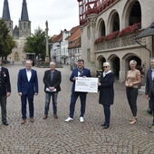 Scheckübergabe Bei der Scheckübergabe trafen sich (v.l.): Dominik Michels und Markus Teichert (beide Deutsches Rotes Kreuz), Erich Schakowske (Kirchenvorstand der evangelischen Kirchengemeinde Gieboldehausen-Wollershausen), Bürgermeister Thorsten Feike, Anka-Maria Walther (Treffpunkt Stadtmarketing), Jaqueline Haase (Dienststellenleiterin Malteser) sowie Caritas-Vorstand Ralf Regenhardt.