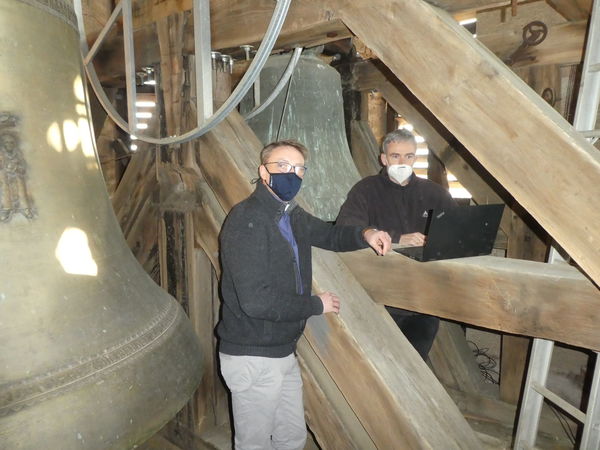 Messungen in der Glockenstube der Basilika St. Cyriakus: Propst Thomas Berkefeld (l.) mit dem Bausachverständigen Wolfram Kuhlmann. 