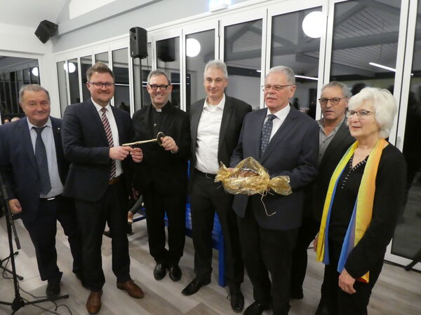 Bei der Schlüsselübergabe: Duderstadts Bürgermeister Thorsten Feike mit Dechant Wigbert Schwarze (r.) sowie Ortsbürgermeister Gerd Goebel (l.).